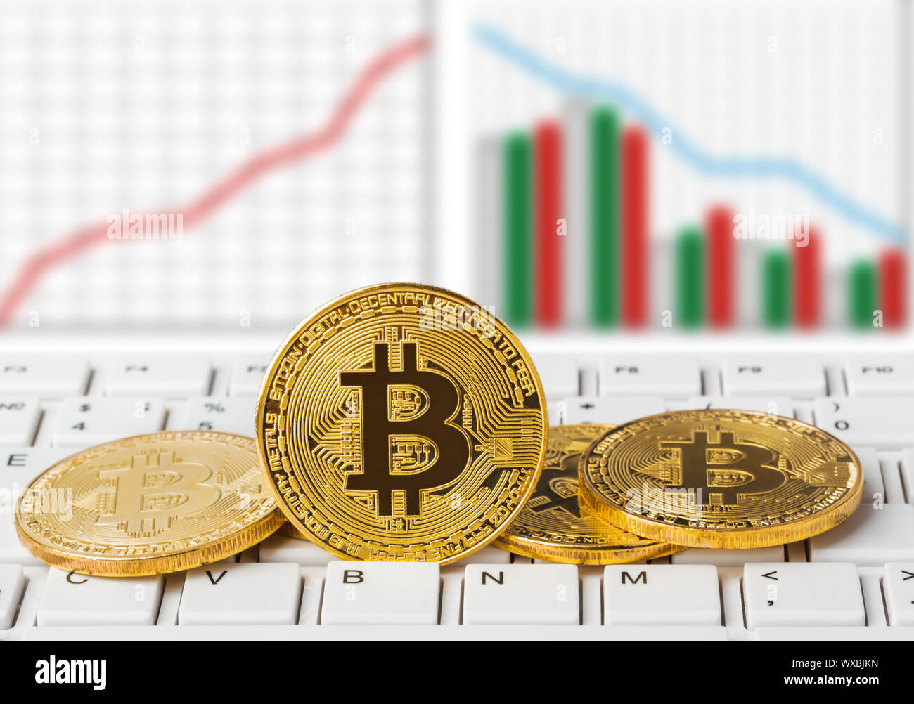 Bitcoins auf dem Computer und Diagramm-business Hintergrund Stockfoto