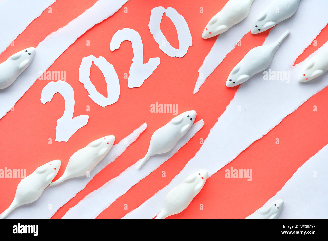 Papier flach in Koralle und Weiß mit Marshmallow Mäuse auf Papierreste streifen und Papier 2020. Frohes Neues Jahr der Maus! Stockfoto