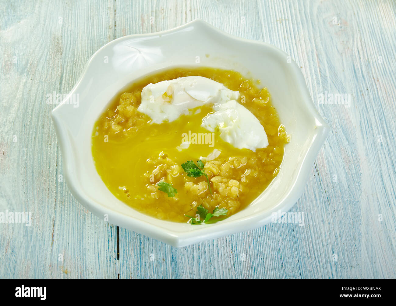 Gewürzt Linsen und pochierte Eier Stockfoto