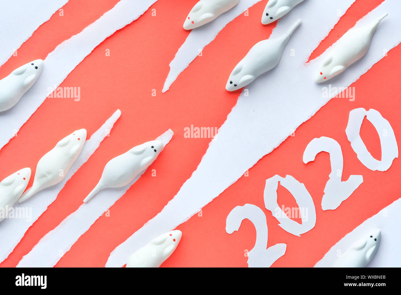 Papier flach in Koralle und Weiß mit Marshmallow Mäuse auf Papierreste streifen und Papier 2020. Frohes Neues Jahr der Maus! Stockfoto