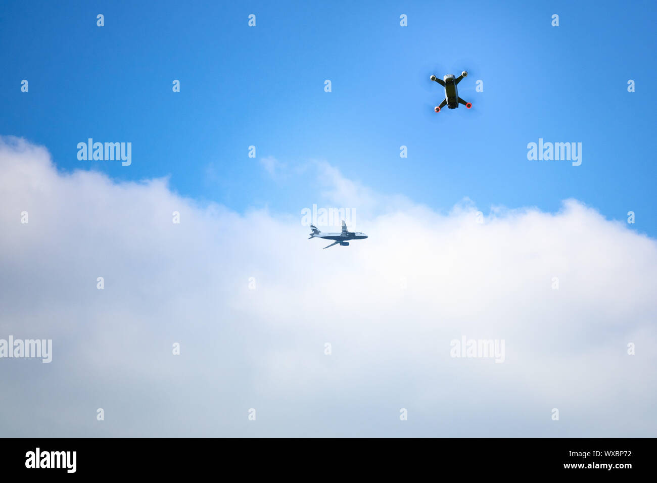Spielzeug Drohne und Flugzeug und blauer Himmel Stockfoto
