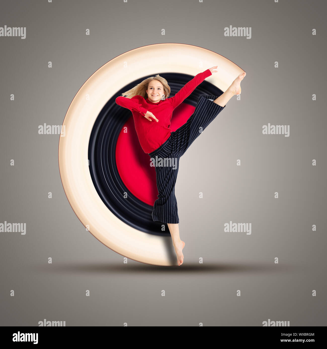 Tänzerin in Aktion mit kreisförmigen Bewegungen Hintergrund Stockfoto