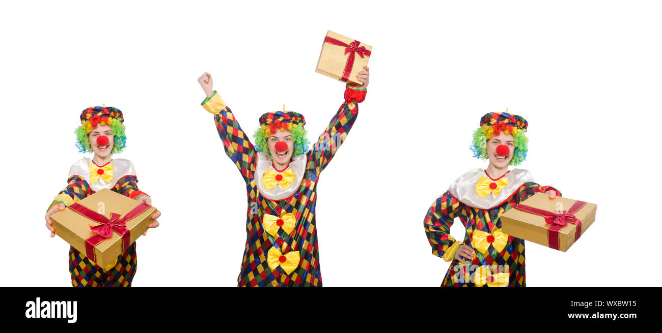 Clown mit Geschenkbox isoliert auf weiss Stockfoto