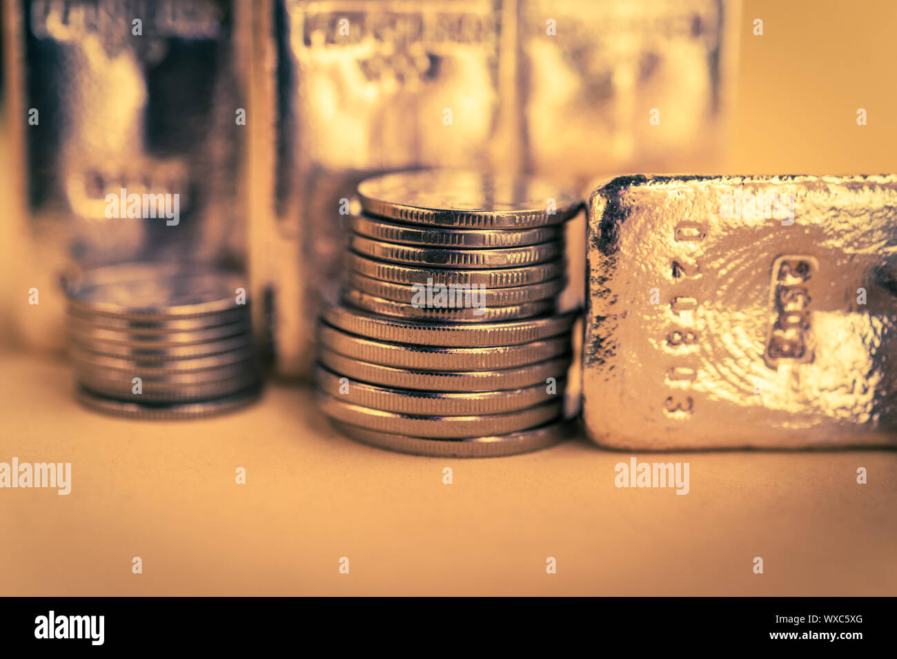 Gold Bars und Stapel von Goldmünzen. Hintergrund für Finanzen Banken- Konzept. Handel mit Edelmetallen. Stockfoto