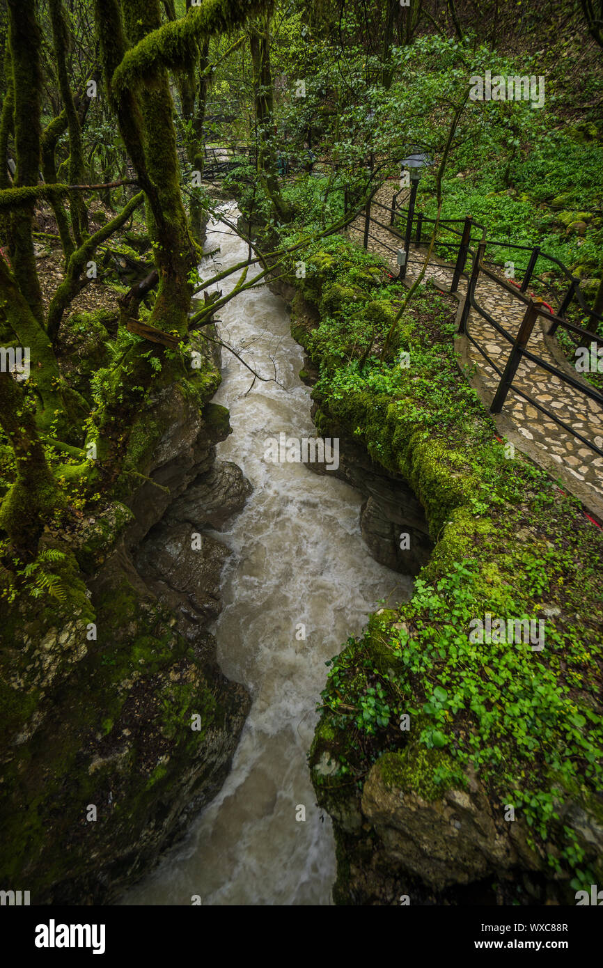 Martvili canyon Wasser Stream mit Fuß weg Stockfoto