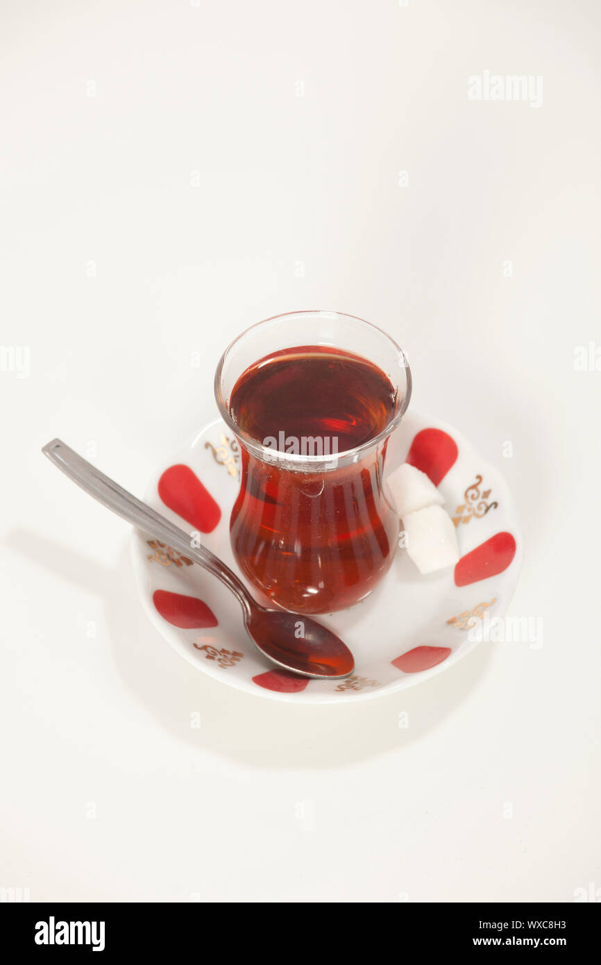 Glas türkischen Tee isoliert auf weiss Stockfoto