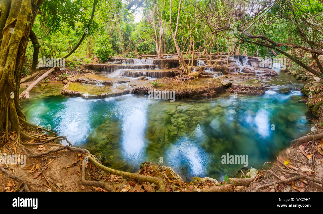 Schönen Wasserfall Huai Mae Khamin, Thailand. Panorama Stockfoto