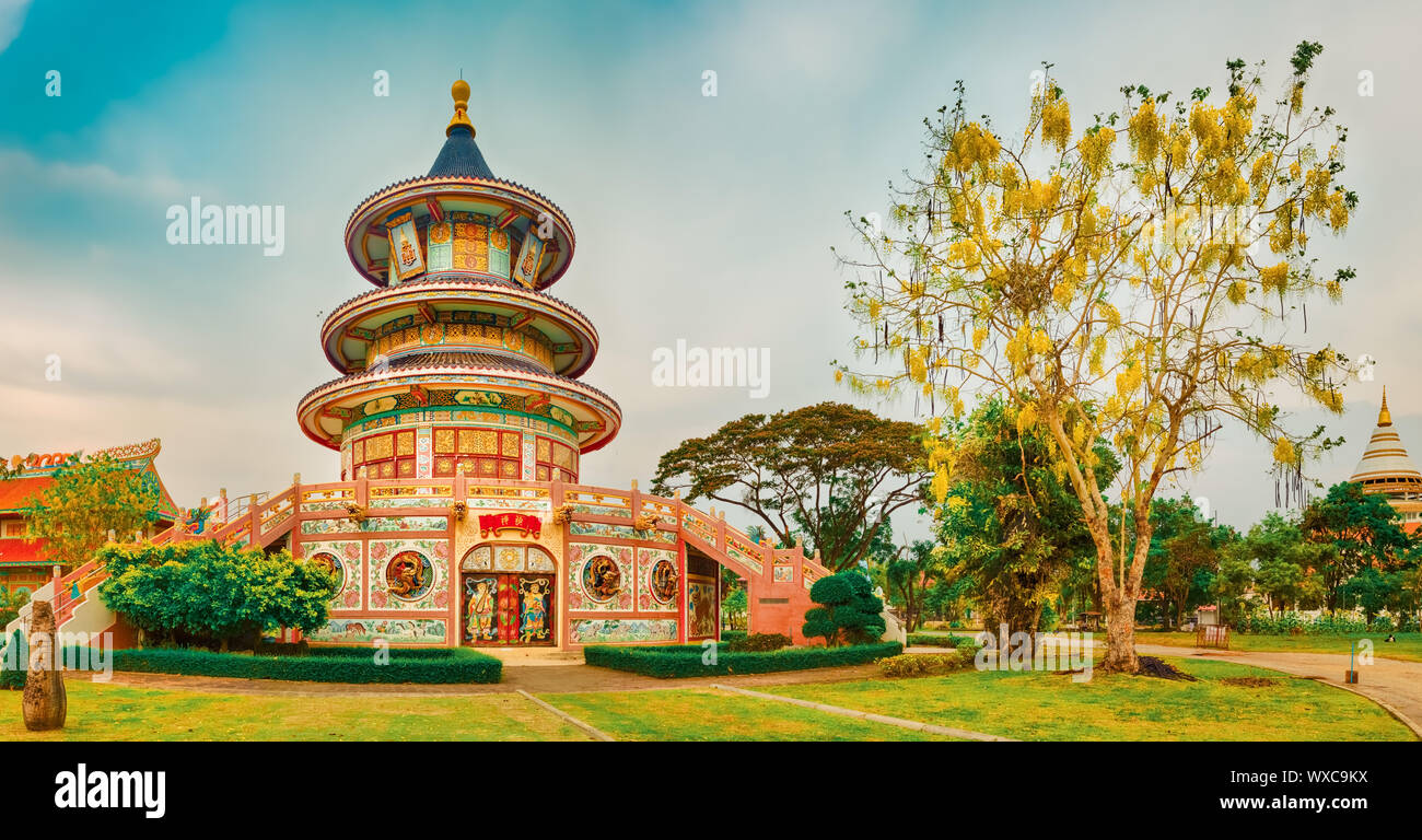 Wat Thaworn Wararam in Kanchanaburi, Thailand. Panorama Stockfoto