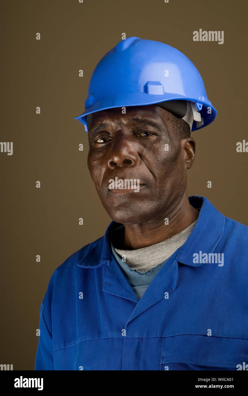 Porträt des afroamerikanischen Bauarbeiter, Handwerker, Elektriker, Tischler Stockfoto