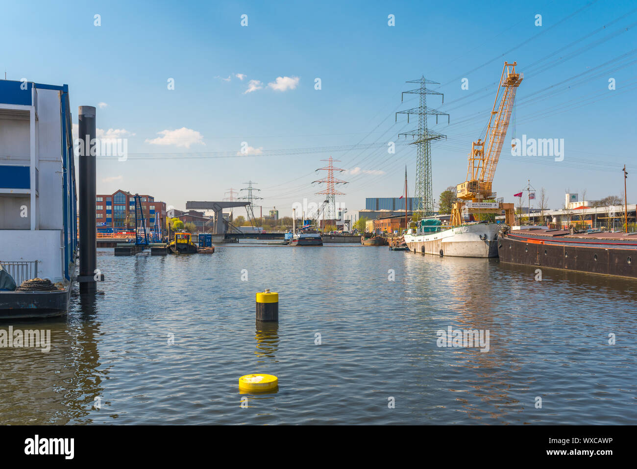 Riverboats und gantry cranes in Hamburg Harburger Binnenhafen Stockfoto