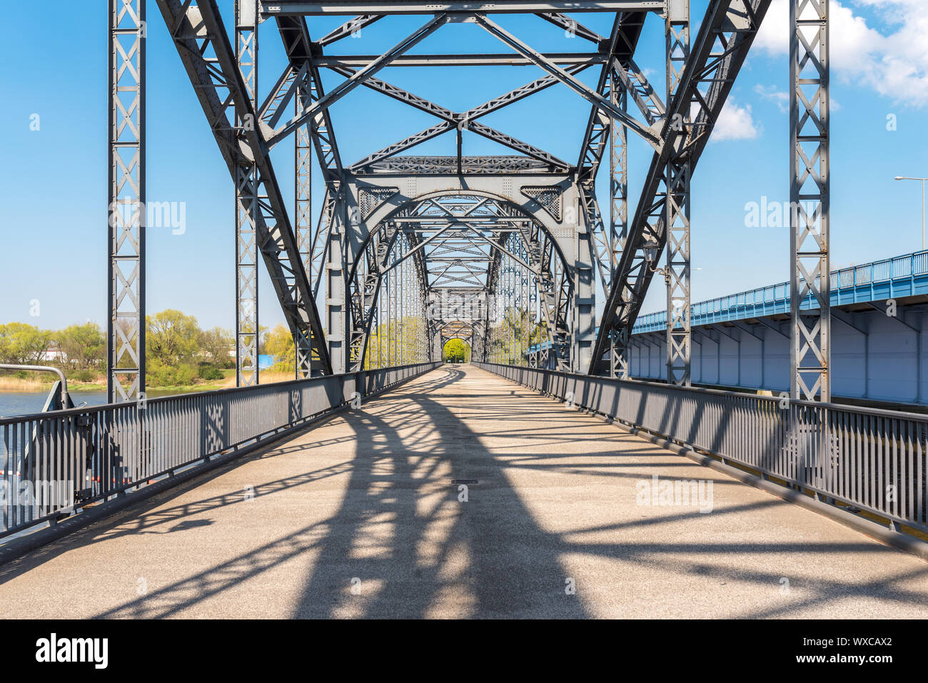 Fußgängerbrücke über die südliche Elbe in Harburg Stockfoto