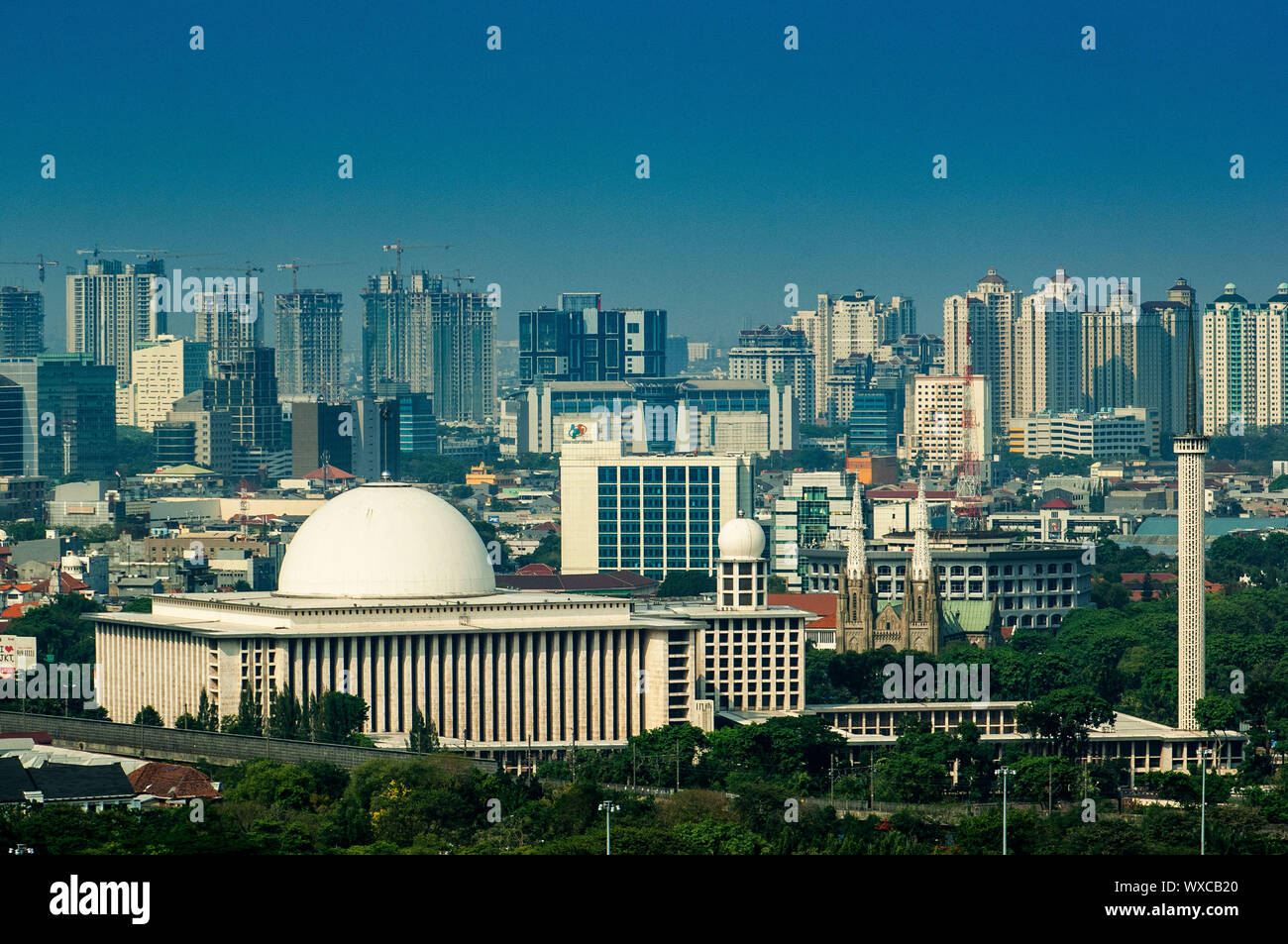 Istiqlal Mosque, zwischen Jakartas Gebäude Stockfoto