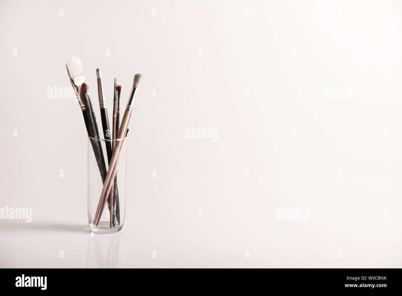 Pinsel in ein klares Glas Halter organisiert. Stockfoto