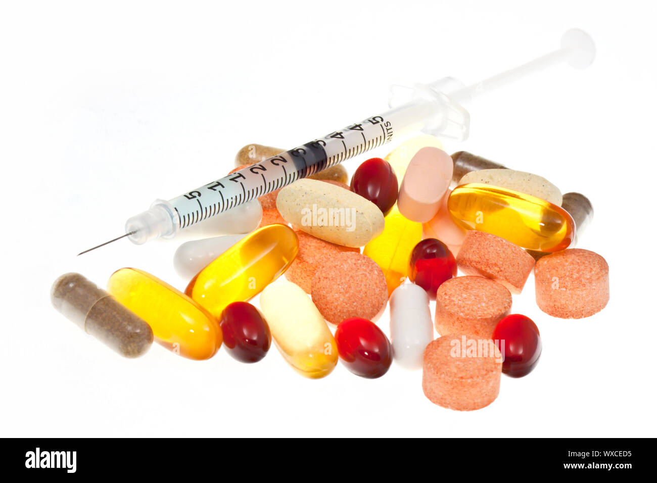 Spritze mit Ergänzungen auf weißem Hintergrund Stockfoto