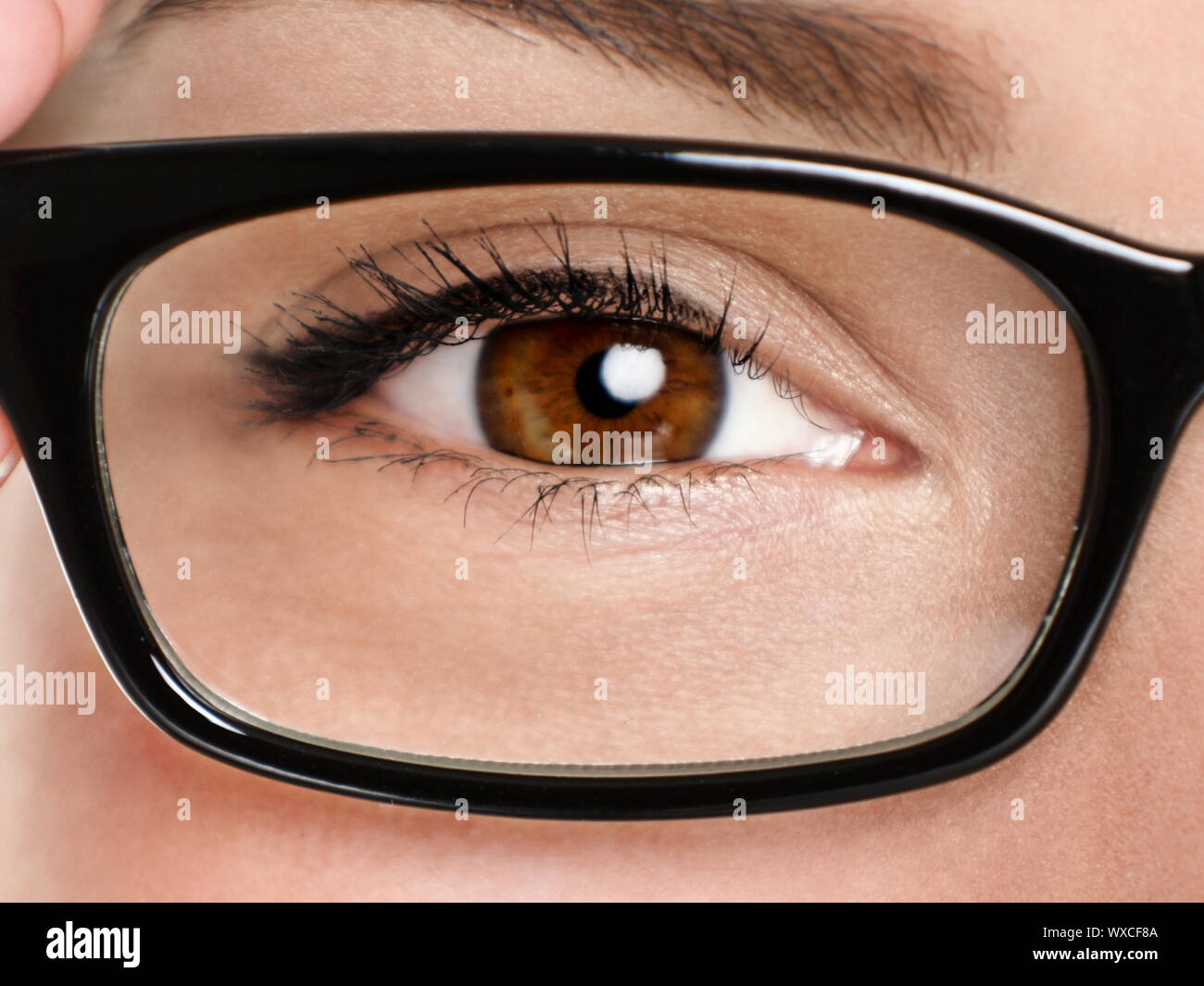 Brillen Brillen Nahaufnahme. Makro von Frau schwarz Auge Brille frame.  Braune Augen der multiethnischen Chinesisch Asiatisch/kaukasische Frau  Modell Stockfotografie - Alamy