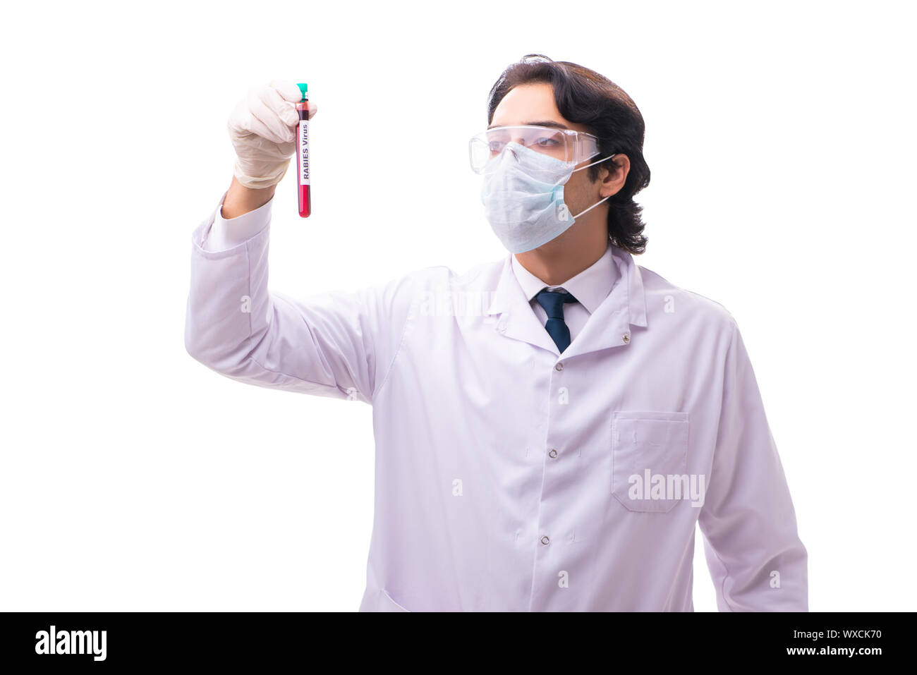 Junge Chemiker auf weißem Hintergrund Stockfoto