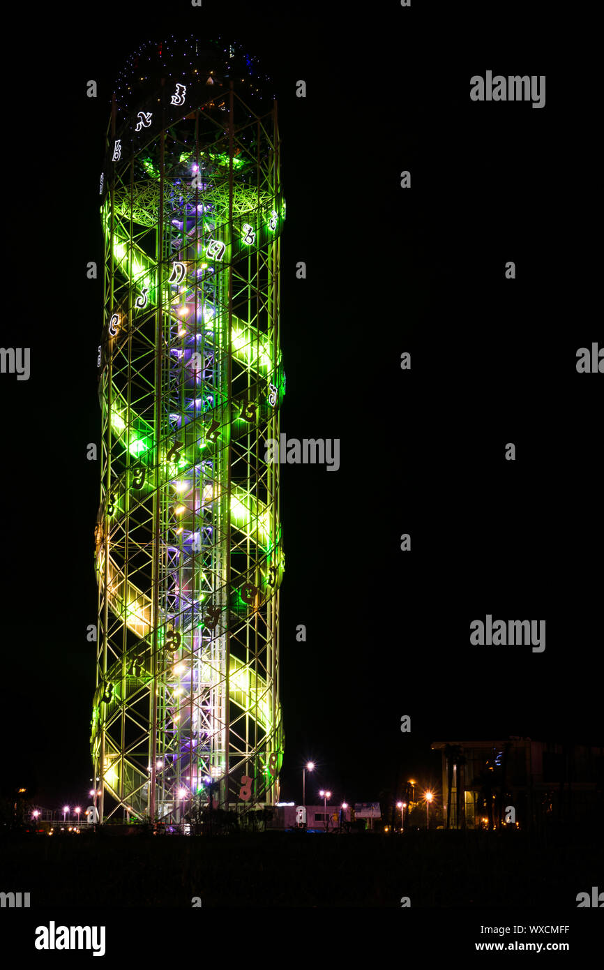 Alphabet Turm bei Nacht in Batumi Stockfoto