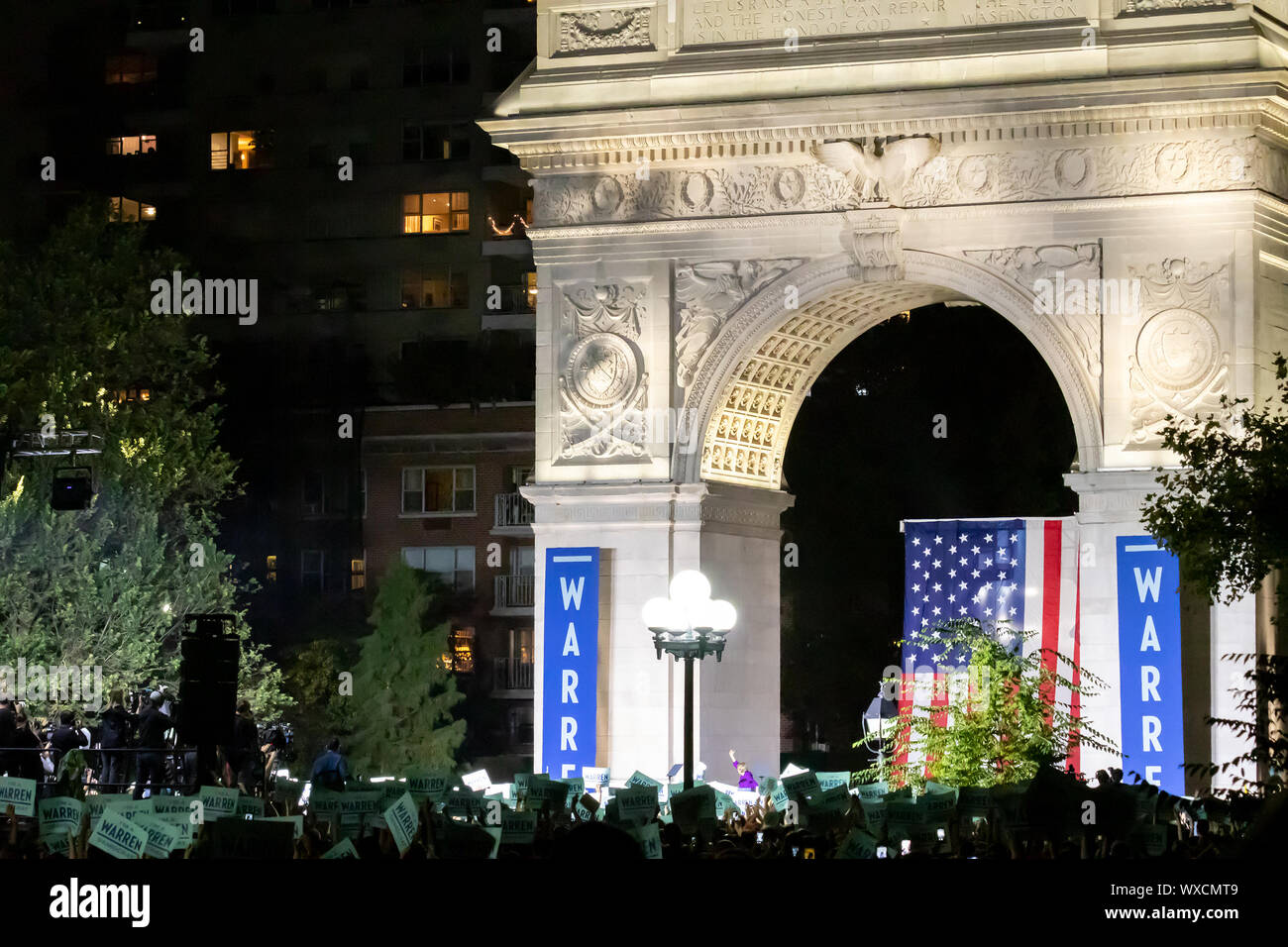 NEW YORK CITY September 2019: Senator Elizabeth Warren spricht mit einer Masse von Menschen zu einem präsidentschaftswahlkampf Kundgebung in Washington Square Park. Stockfoto