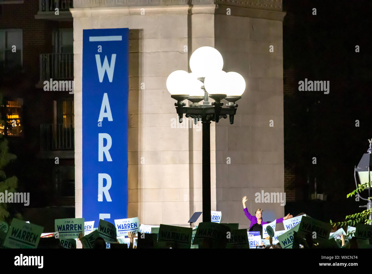 NEW YORK CITY September 2019: Senator Elizabeth Warren spricht mit einer Masse von Menschen zu einem präsidentschaftswahlkampf Kundgebung in Washington Square Park. Stockfoto