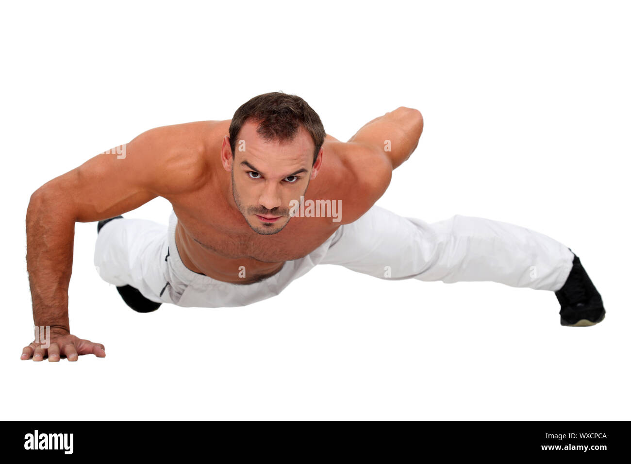 Mann tut einarmige Liegestütze Stockfoto