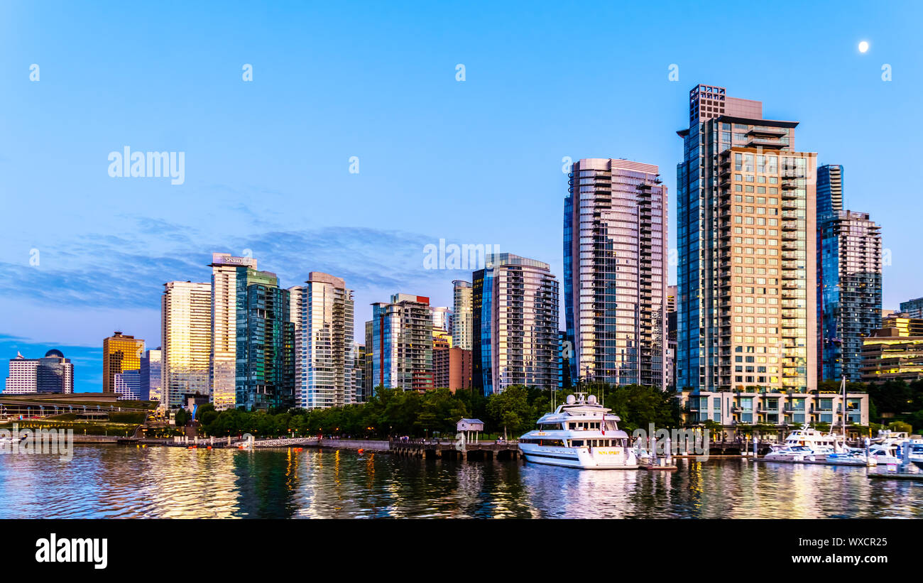 Sonnenuntergang über der Hochhäuser, die Form, die Innenstadt und die Kohle Hafen Skyline. Von einem Hafen Kreuzfahrtschiff im Hafen von Vancouver BC gesehen Stockfoto