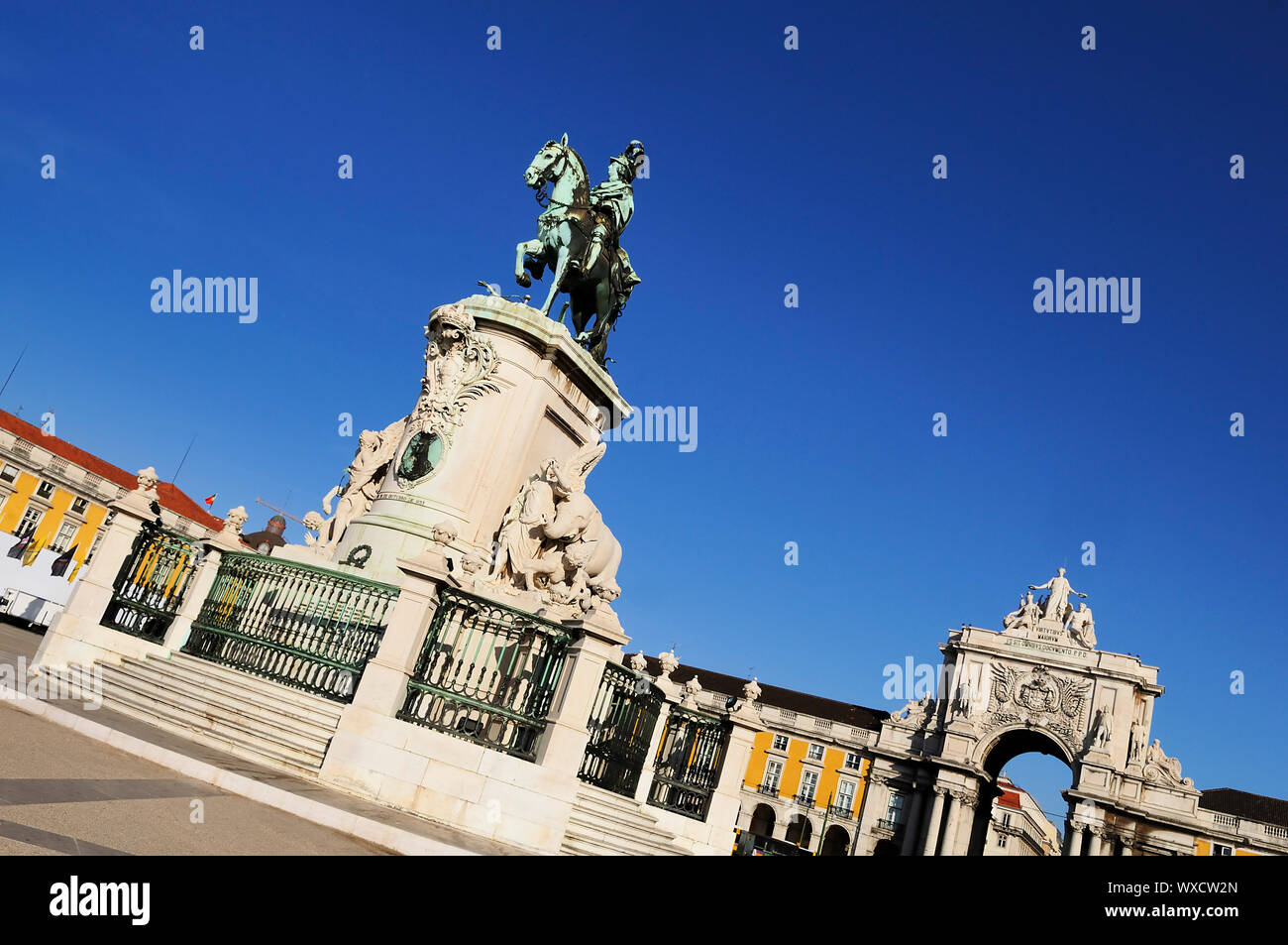 Berühmte Bogen an der Praça Comercio zeigen Viriatus, Vasco da Gama, Pombal und Nuno Alvares Pereira Stockfoto