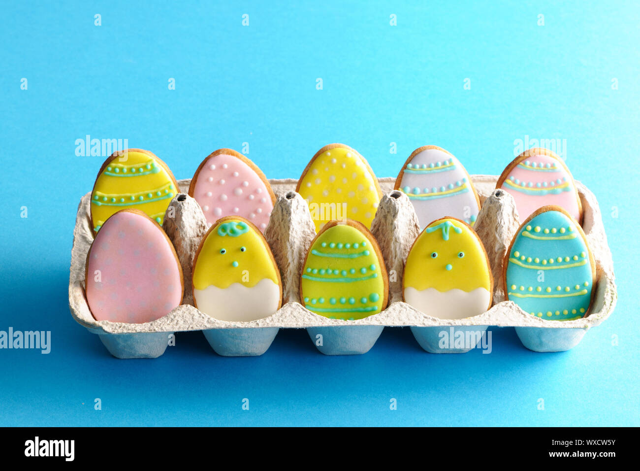 Ostern hausgemachte Lebkuchen Cookie über Blau Stockfoto