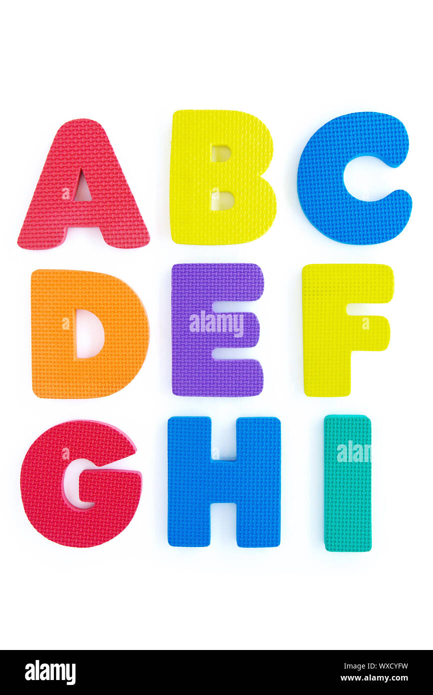 Bunte Gummi Alphabet auf weißem Hintergrund Stockfoto