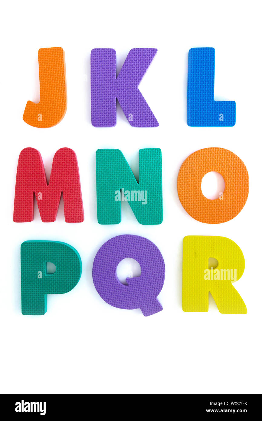 Bunte Gummi Alphabet auf weißem Hintergrund Stockfoto