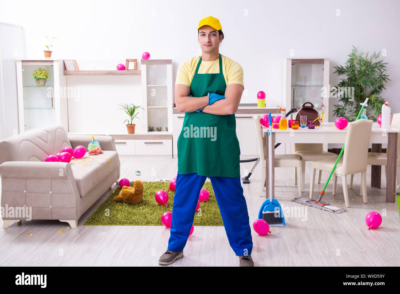 Junge männliche Auftragnehmer tun Hausarbeit nach Partei Stockfoto