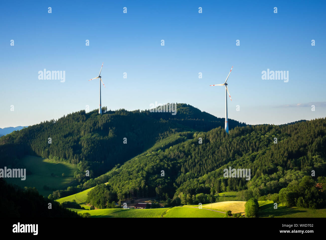 Landschaft mit Windenergie im Schwarzwald Deutschland Stockfoto