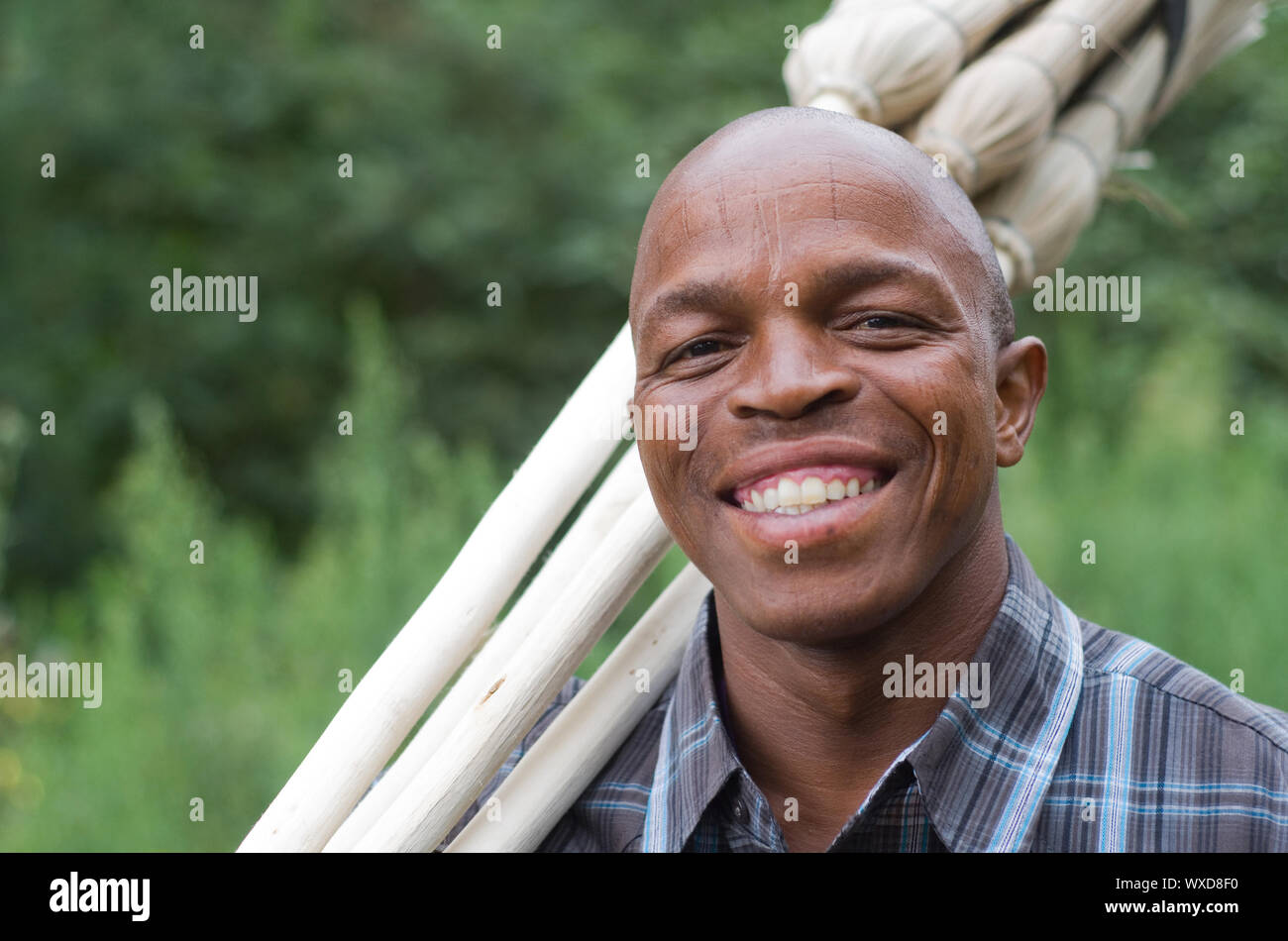 Stock Foto von einem lächelnden Schwarze südafrikanische Unternehmer Small Business Besen Verkäufer Stockfoto