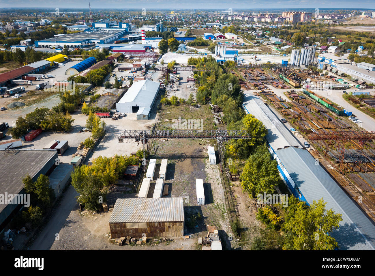 Ansicht von oben in die industrielle Zone: Garagen, Lagerhäusern, Behälter für die Lagerung von Waren. Das Konzept der Lagerung der Waren Importeure, Exporteure, Großhandel Stockfoto