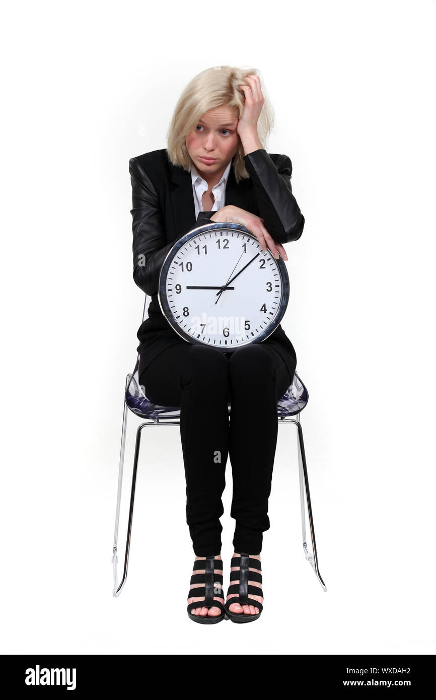 Deprimiert Geschäftsfrau mit einer Uhr Stockfoto