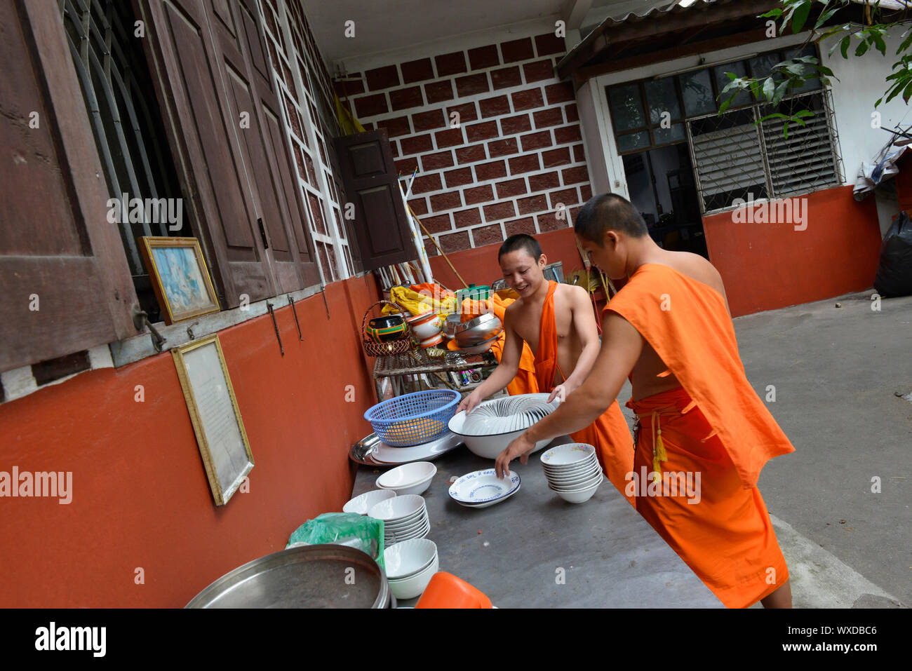 Zwei Bhikkhus während Küche arbeiten im Kloster Wat Phan Tao, Chiang Mai, Chiang Mai Province, Northern Thailand, Thailand, Südostasien, Asien Stockfoto