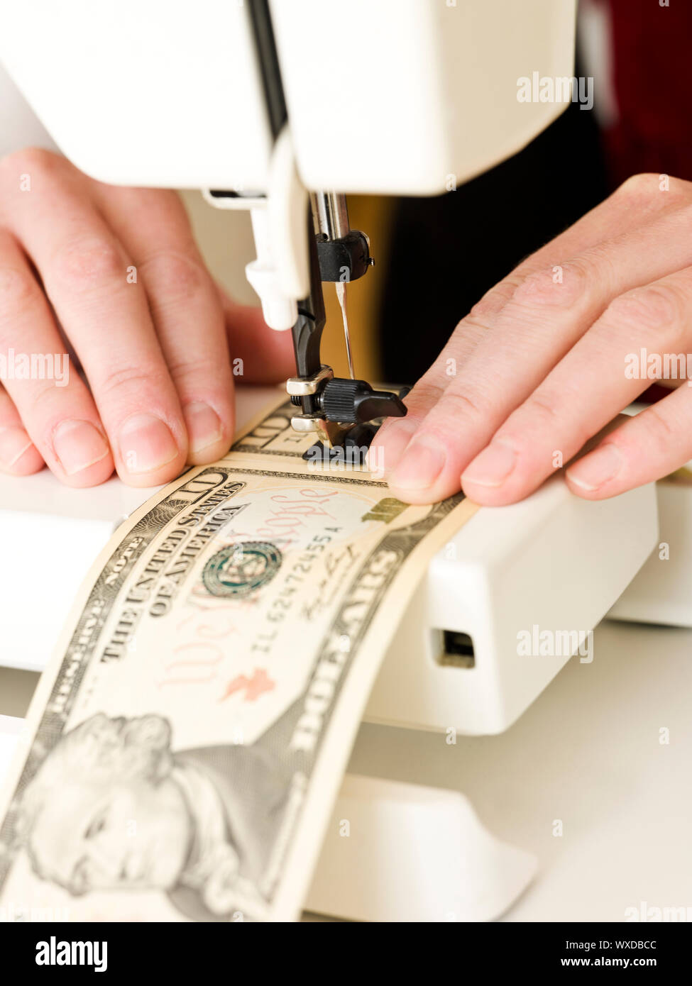 Zehn Dollar Banknoten in einer Nähmaschine Stockfoto