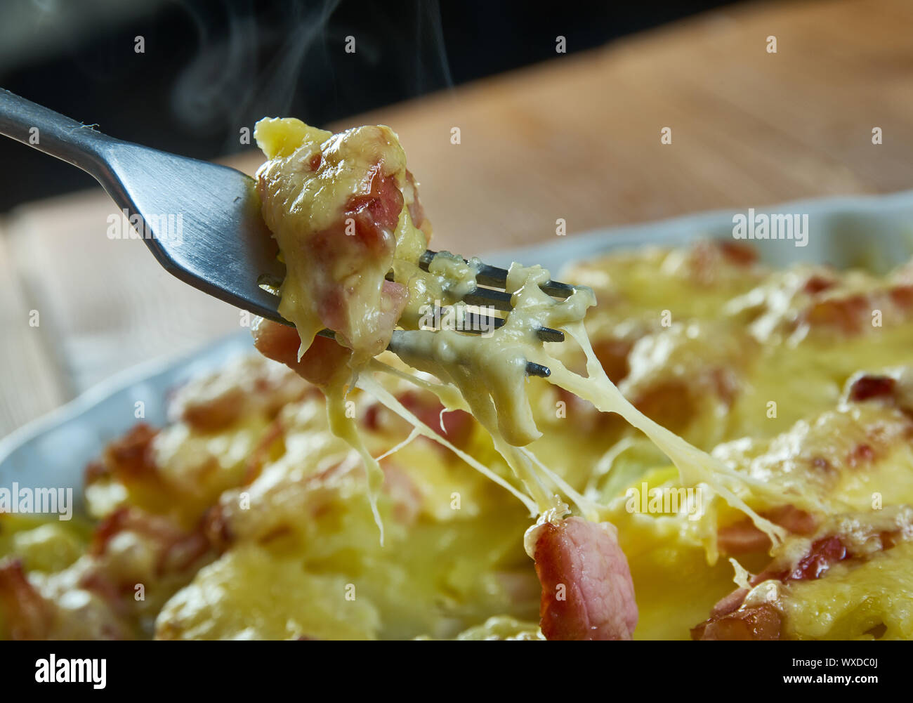 Französische Huhn Tartiflette Stockfoto
