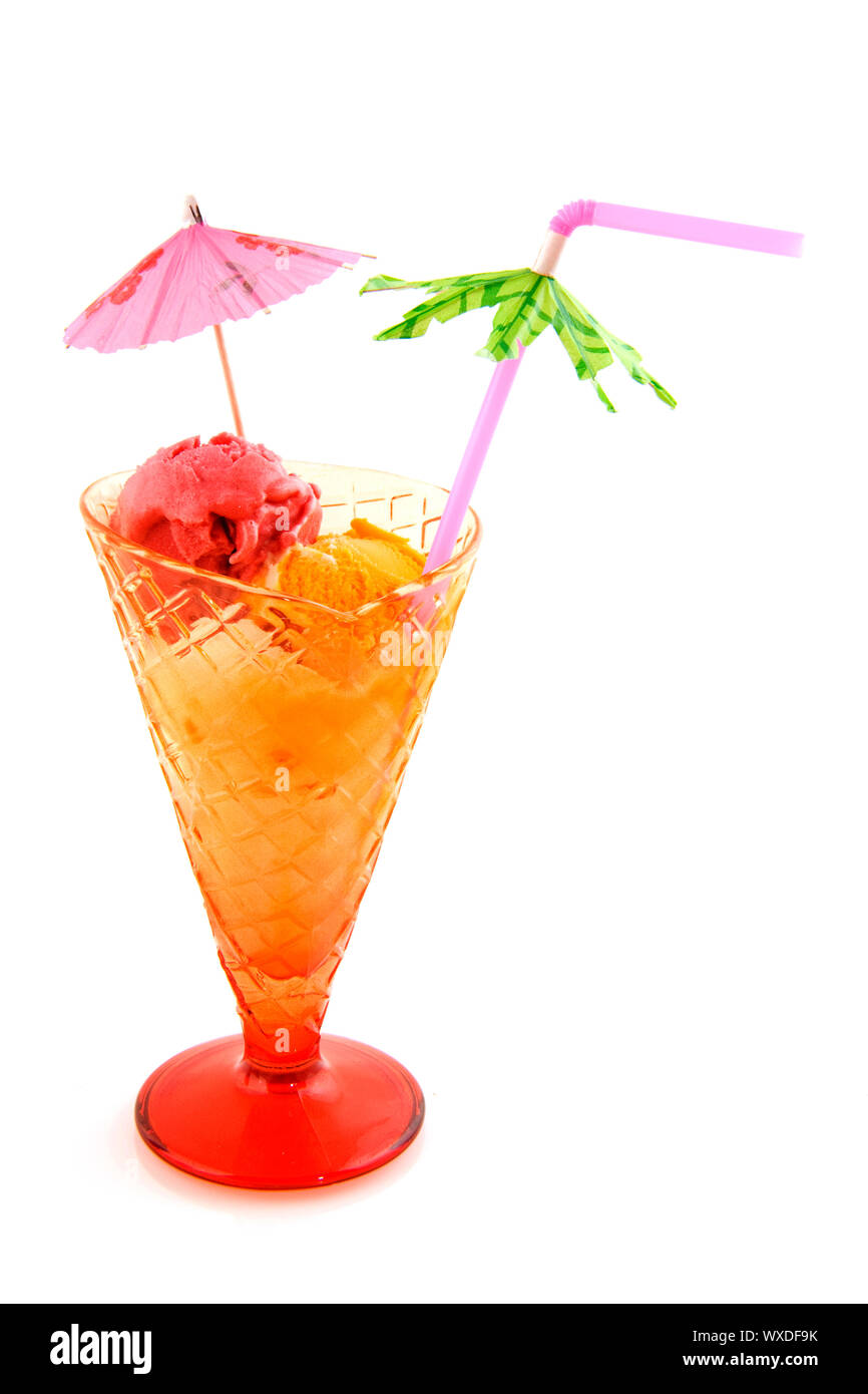 Orance-Sorbet Eis Becher mit Sonnenschirm auf weißem Hintergrund Stockfoto