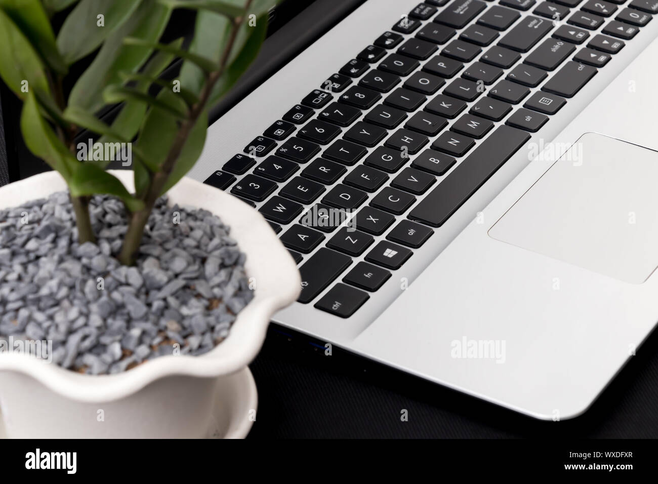 Weiß Schreibtisch mit Laptop. Ansicht von oben mit der Kopie Raum, flach Stockfoto