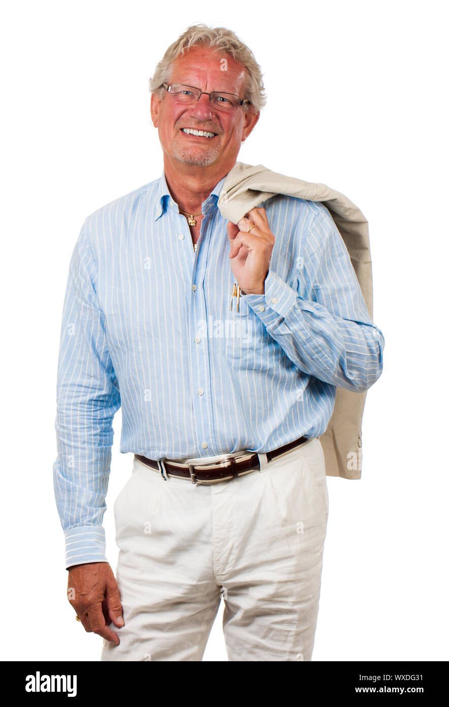 Ein glückliches zuversichtlich business Mann mit Mantel über die Schulter und die Kamera. Auf weiß isoliert. Stockfoto