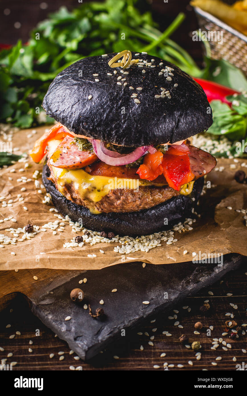 Hamburger und Pommes frites auf die hölzerne Fach. Stockfoto