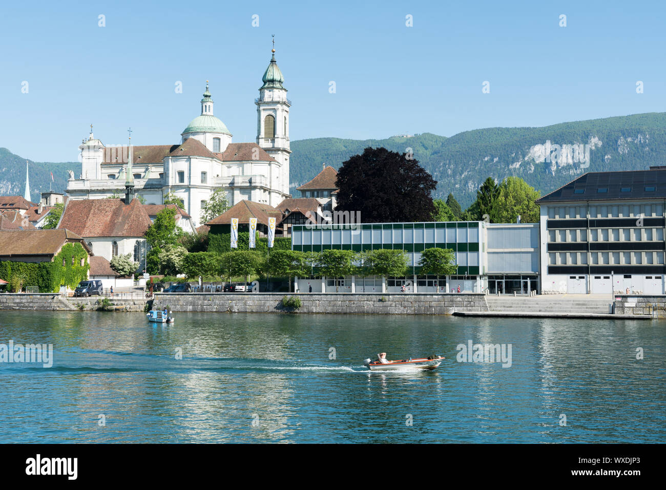 Solothurn, SO/Schweiz - vom 2. Juni 2019: Stadt Solothurn mit dem Fluss Aare panorama Stockfoto