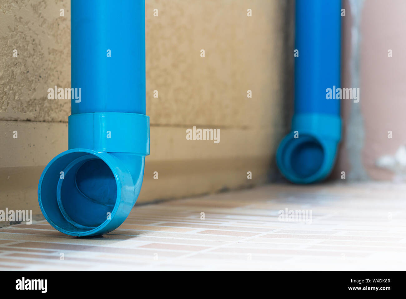 Kunststoff blau Abfluss Rohr oder Schlauch, Regenrinne Stockfoto