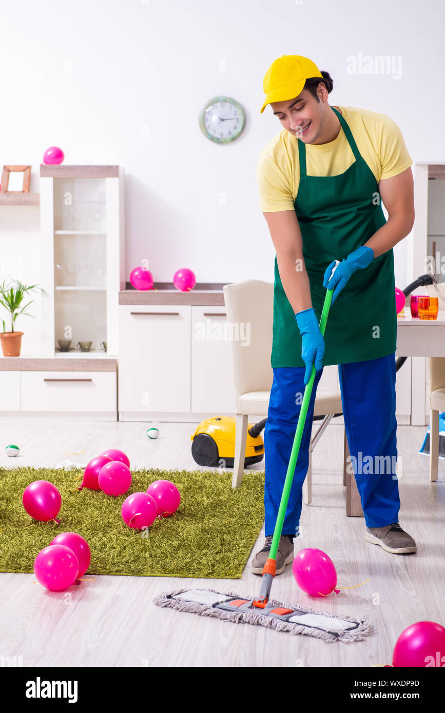 Junge männliche Auftragnehmer tun Hausarbeit nach Partei Stockfoto