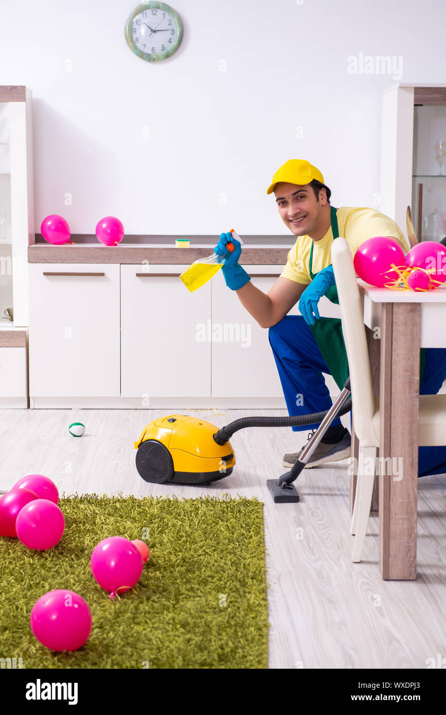 Junge männliche Auftragnehmer tun Hausarbeit nach Partei Stockfoto