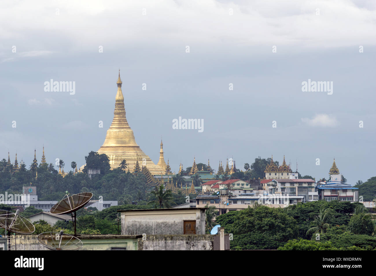 Yangon City Szene mit Shwedagon Pagode im Abstand - Myanmar (Birma) Stockfoto