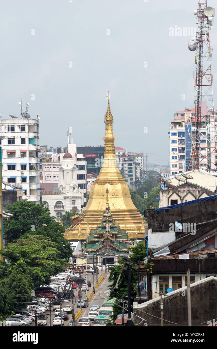 Shwedagon Pagode auf einer belebten Straße der Stadt Stadt Yangon, Myanmar Stockfoto