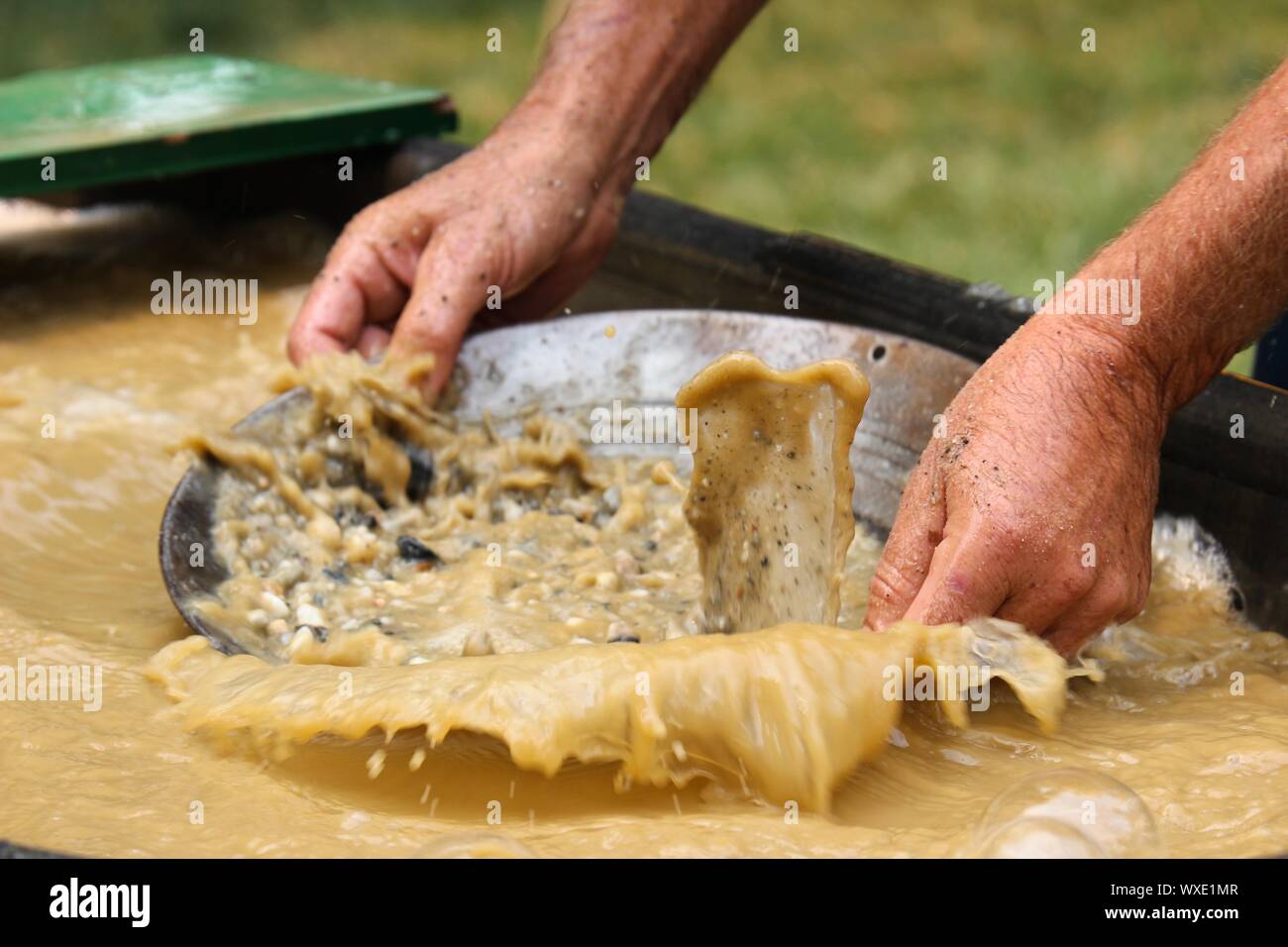 Ein gold panner Pfannen für Gold in Kalifornien. Stockfoto