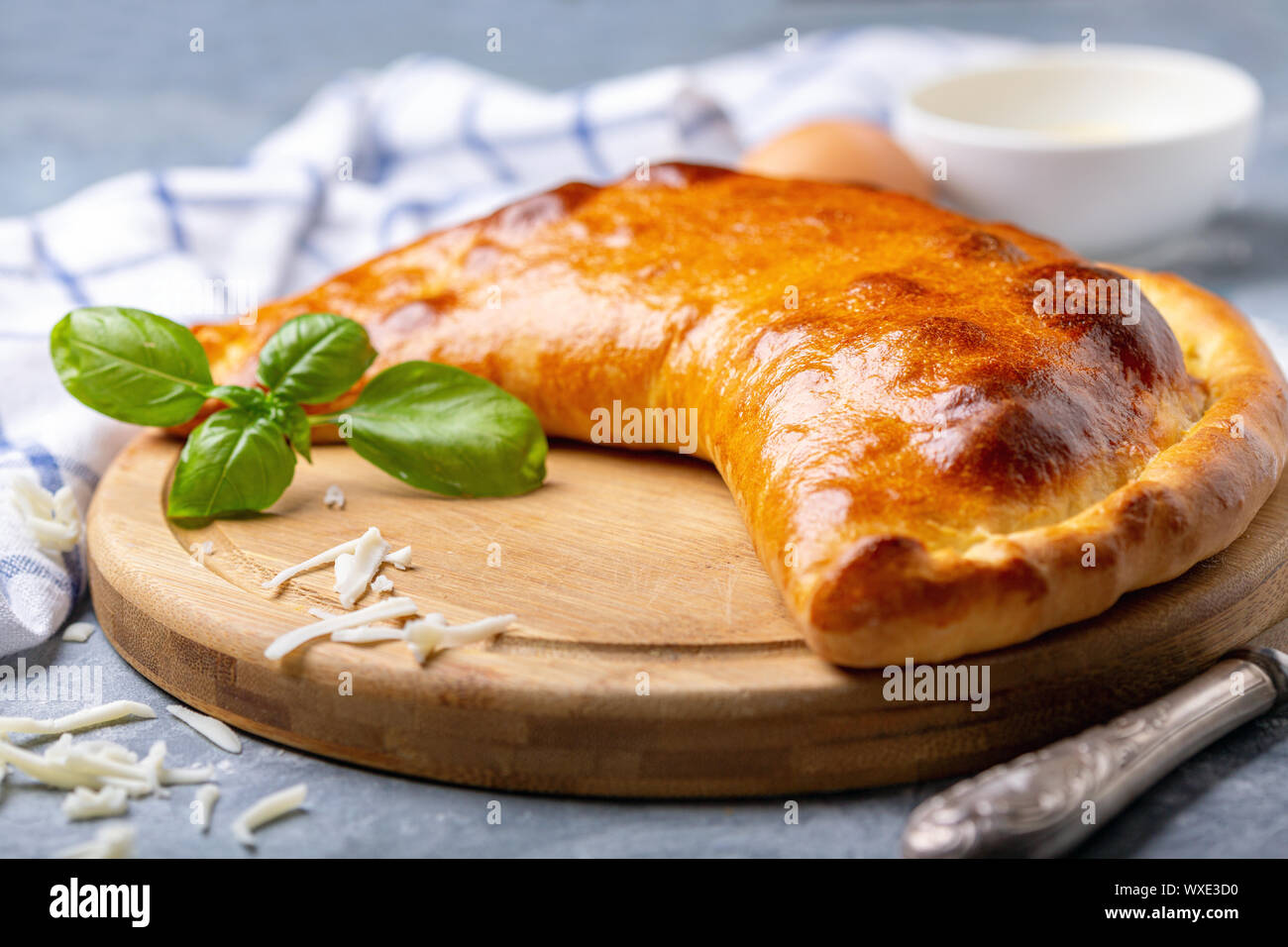 Käse Kuchen (KHACHAPURI). Kaukasische Küche. Stockfoto