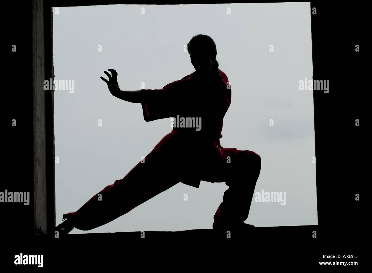 Shaolin Warriors wushoo Mann silhouette Praxis Kampfkunst outdoor. Kung Fu Stockfoto